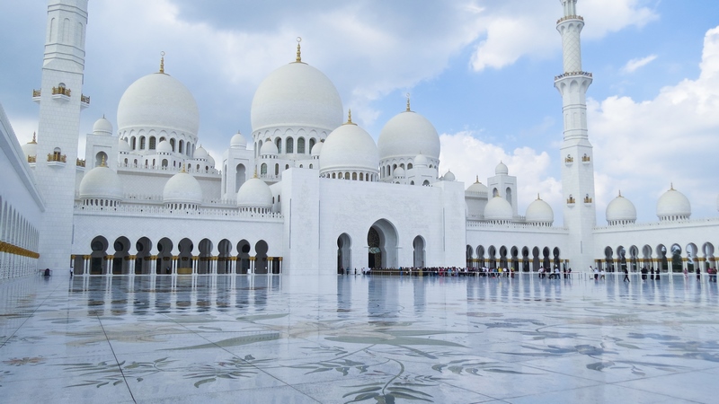 serial-travelers-abu-dhabi-mosquee-Cheikh-Zayed-cour-interieure(1)