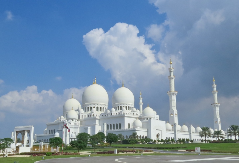 serial-travelers-abu-dhabi-mosquee-Cheikh-Zayed-overview(1)