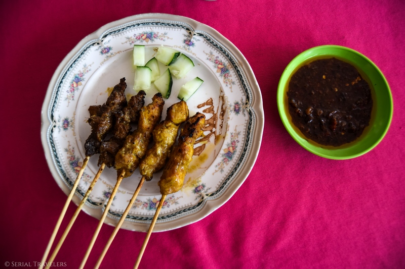 serial-travelers-jungle-taman-negara-malaisie-satay-ayam-plat-traditionnel-brochette-poulet