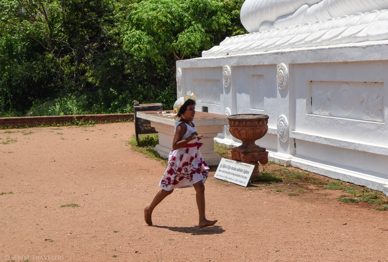 serial-travelers-sri-lanka-minhintale-hot-ground-child