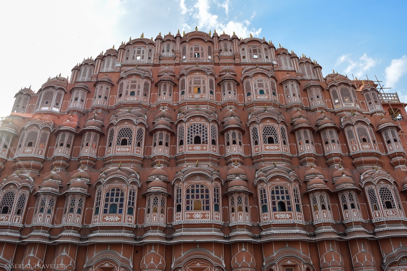 serial-travelers-india-jaipur-pink-city-hawa-mahal-blue-sky-2