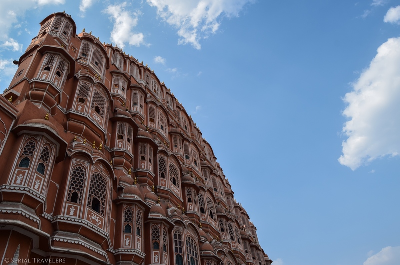 serial-travelers-india-jaipur-pink-city-hawa-mahal-blue-sky