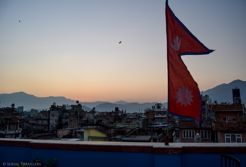 serial-travelers-nepal-katmandou-rooftop-the-famous-house-hostel-view-vue-3