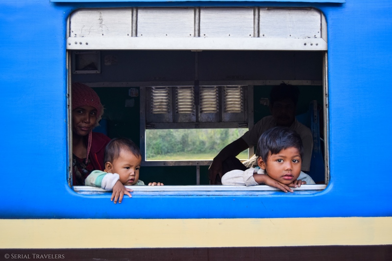 serial-travelers-myanmar-trek-kalaw-inle-sam-family-portrait-enfant-birman-2