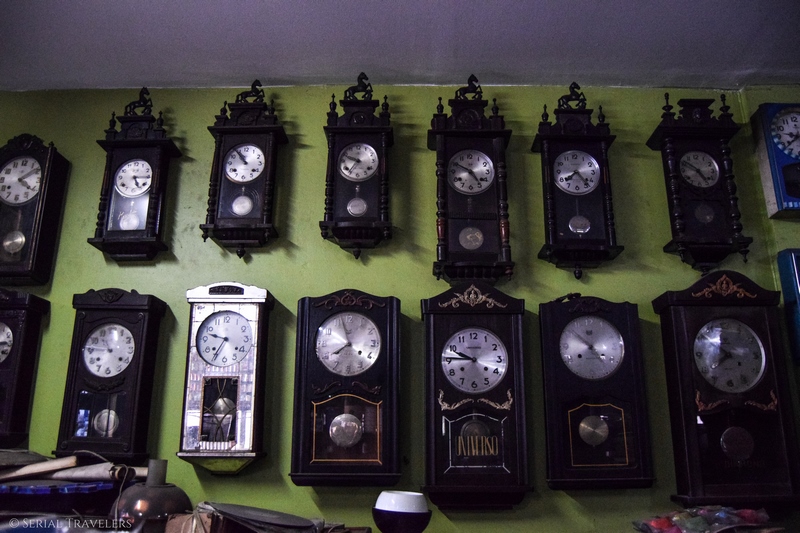 serial-travelers-thailande-nord-incontournable-que-faire-chang-mai-ou-dormir-tapae-inn-decoration-horloge