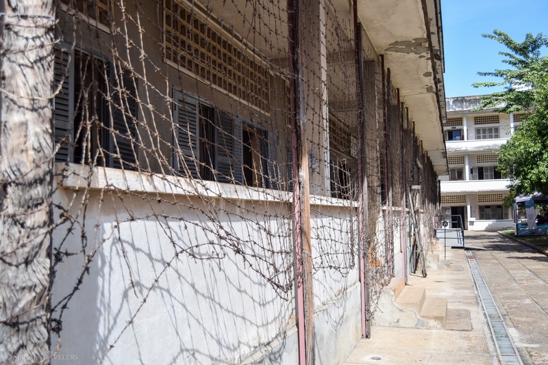serial-travelers-cambodge-phnom-penh-musee-genocide-tuol-sleng-s21-khmer-rouge-barbele-2