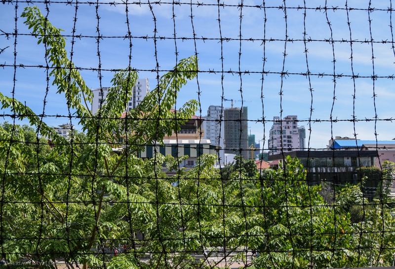 serial-travelers-cambodge-phnom-penh-musee-genocide-tuol-sleng-s21-khmer-rouge-barbele-5