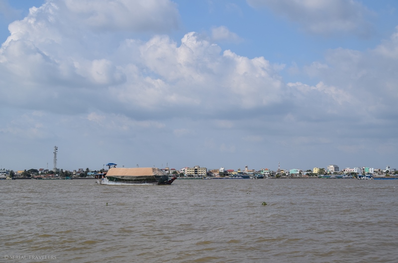 serial-travelers-vietnam-croisiere-delta-mekong-bateau-rive