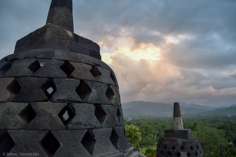 serial-travelers-indonesie-borobudur-stupa-sunrise
