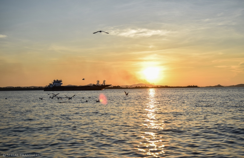serial-travelers-myanmar-incontournable-myanmar-birmanie-trajet-bateau-hpa-an-moulmein-mawlaymine-coucher-soleil-bateau-oiseau