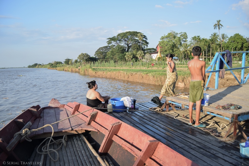 serial-travelers-myanmar-incontournable-myanmar-birmanie-trajet-bateau-hpa-an-moulmein-mawlaymine-douche-bain-riviere