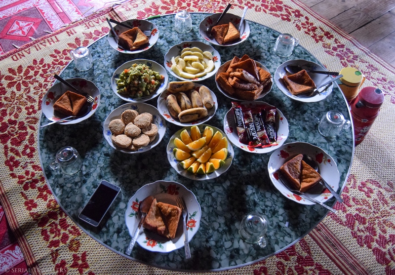 serial-travelers-myanmar-trek-kalaw-inle-sam-family-habitant-petit-dejeuner-food-breakfast