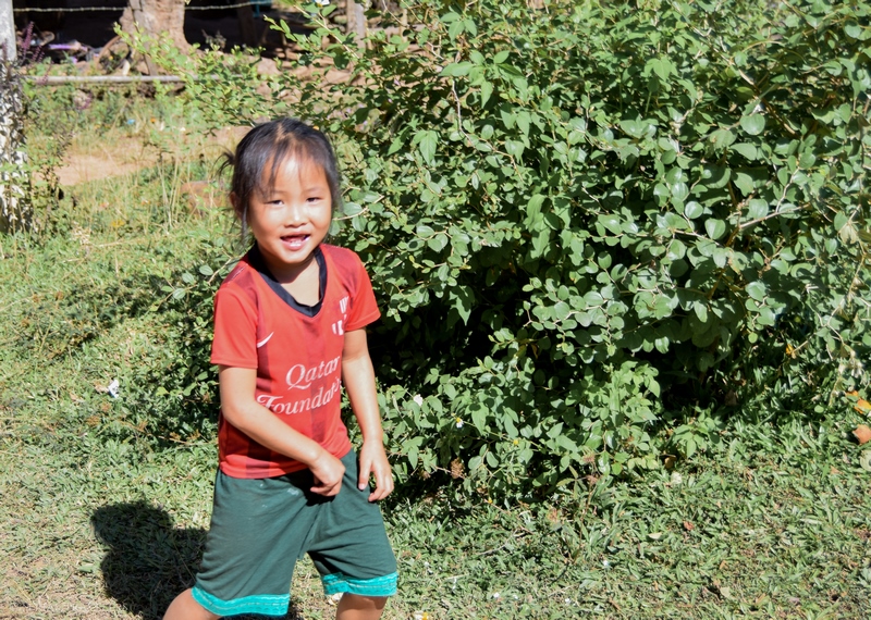 serial-travelers-laos-nong-khiaw-children-enfant-village-2