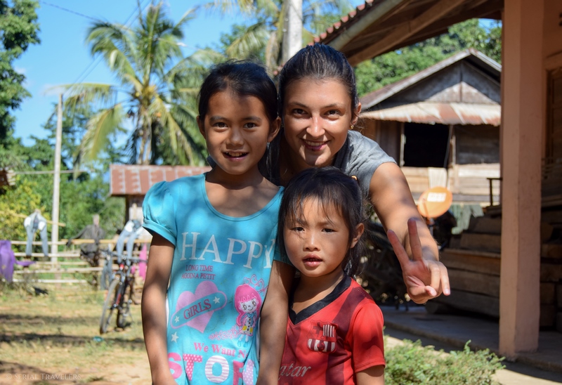 serial-travelers-laos-nong-khiaw-children-enfant-village