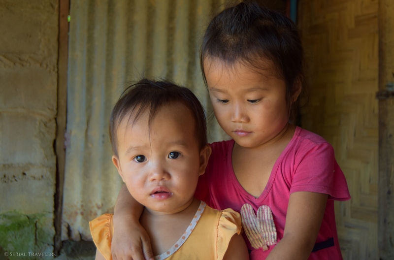 serial-travelers-laos-nong-khiaw-children-portrait-enfant-village-sopkeng-famille-2