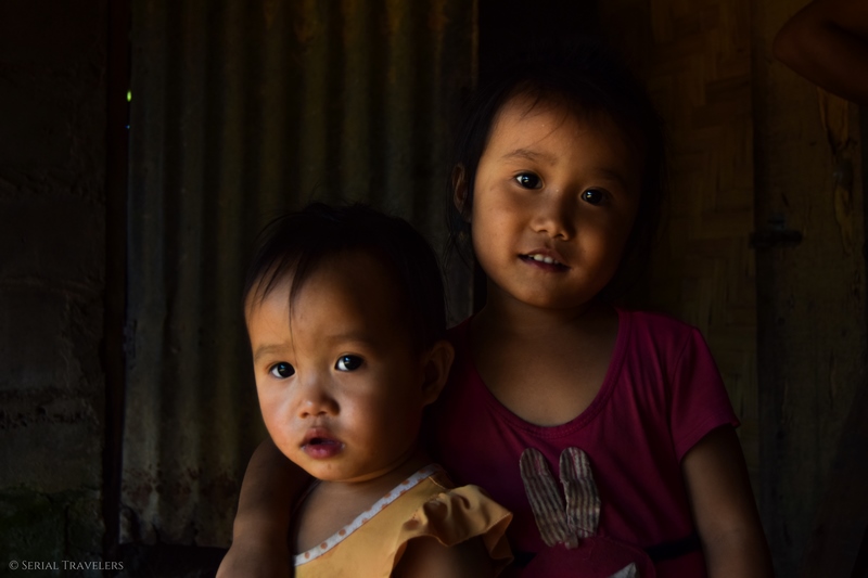 serial-travelers-laos-nong-khiaw-children-portrait-enfant-village-sopkeng-fille-2