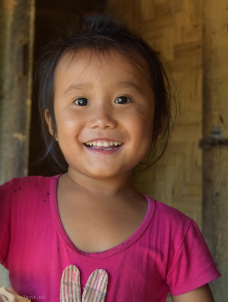 serial-travelers-laos-nong-khiaw-children-portrait-enfant-village-sopkeng-fille
