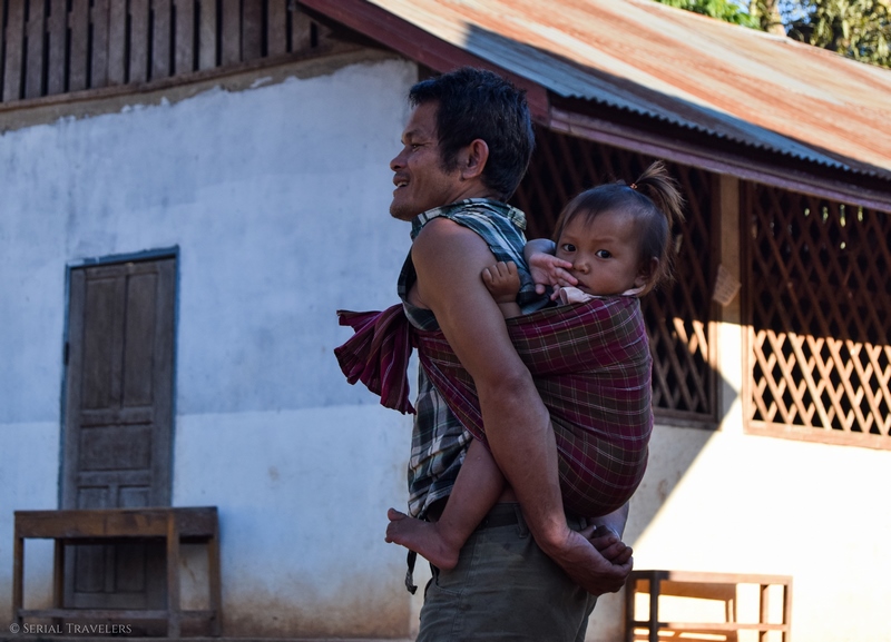 serial-travelers-laos-nong-khiaw-sopkeng-sop-keng-enfant-bebe