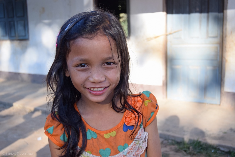 serial-travelers-laos-nong-khiaw-sopkeng-sop-keng-fille-portrait-enfant