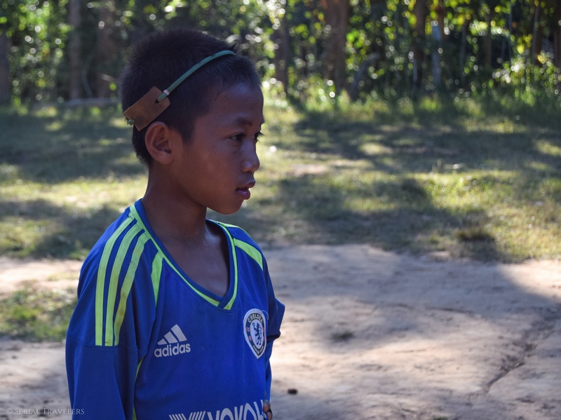 serial-travelers-laos-nong-khiaw-sopkeng-sop-keng-garcon-enfant-football