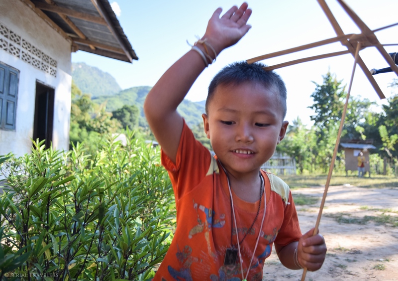 serial-travelers-laos-nong-khiaw-sopkeng-sop-keng-garcon-enfant-portrait-jeu-2