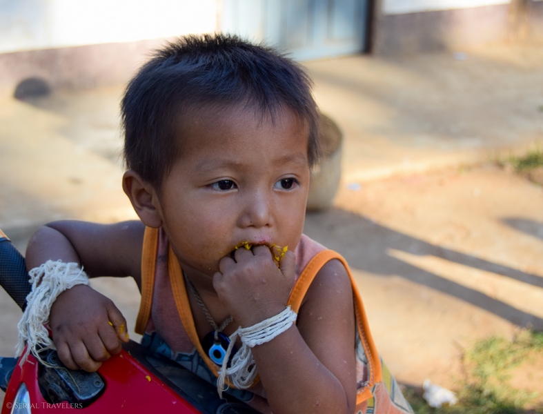 serial-travelers-laos-nong-khiaw-sopkeng-sop-keng-joueur-bebe-garcon-scooter-2