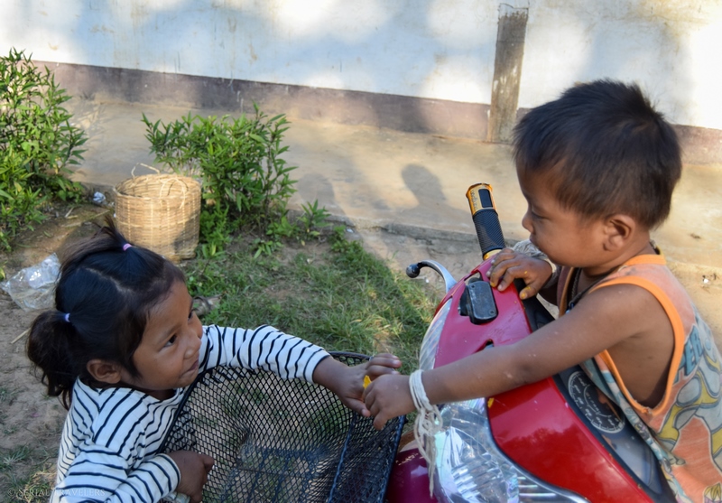 serial-travelers-laos-nong-khiaw-sopkeng-sop-keng-joueur-bebe-garcon-scooter-fille