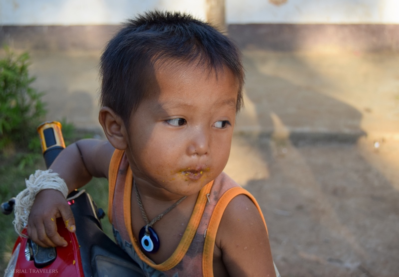 serial-travelers-laos-nong-khiaw-sopkeng-sop-keng-joueur-bebe-garcon-scooter