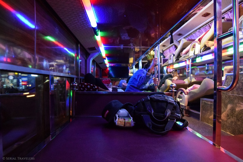serial-travelers-laos-vietnam-sleeping-bus-vientiane-hanoi-frontiere1