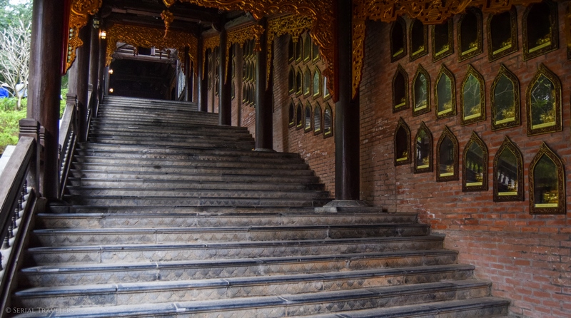 serial-travelers-vietnam-ninh-binh-temple-bai-escalier