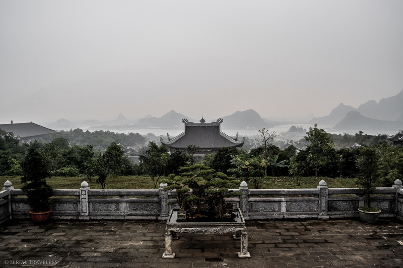 serial-travelers-vietnam-ninh-binh-temple-bai-vue-baie-halong-terrestre