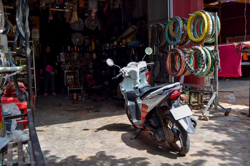 serial-travelers-cambodge-angkor-pneu-scooter-plat