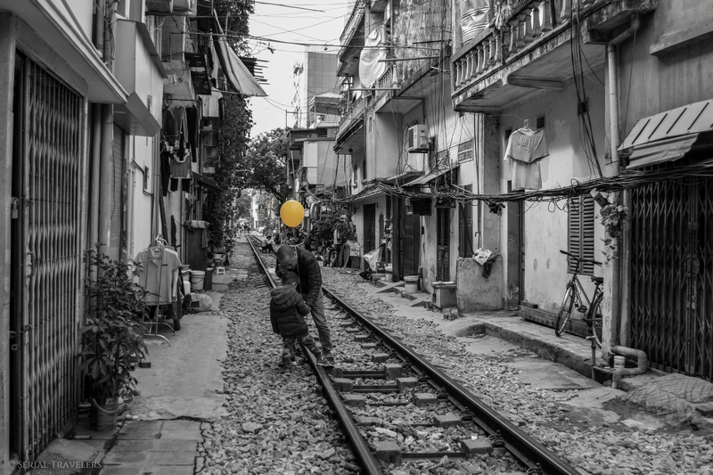 serial-travelers-vietnam-hanoi-train-street1