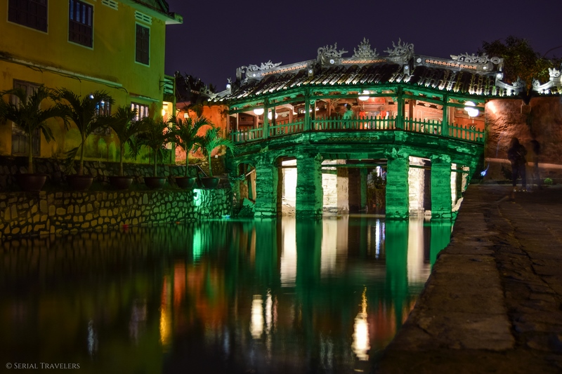 serial-travelers-vietnam-hoi-an-nuit-vieille-ville-couleur-lumiere-pont-japonais