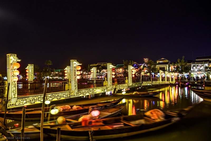 serial-travelers-vietnam-hoi-an-nuit-vieille-ville-couleur-lumiere-pont-jaune
