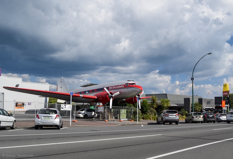 serial-travelers-nouvelle-zelande-roadtrip-taupo-mcdonalds-avion-plane