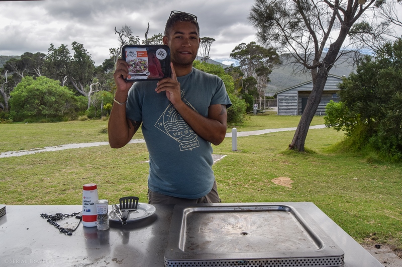 serial-travelers-australie-wilsons-promontory-national-park-tidal-river-parking-kangourou-bbq2