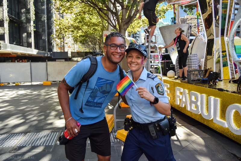 serial-travelers-australie-sydney-mardi-gras-gaypride-policiere