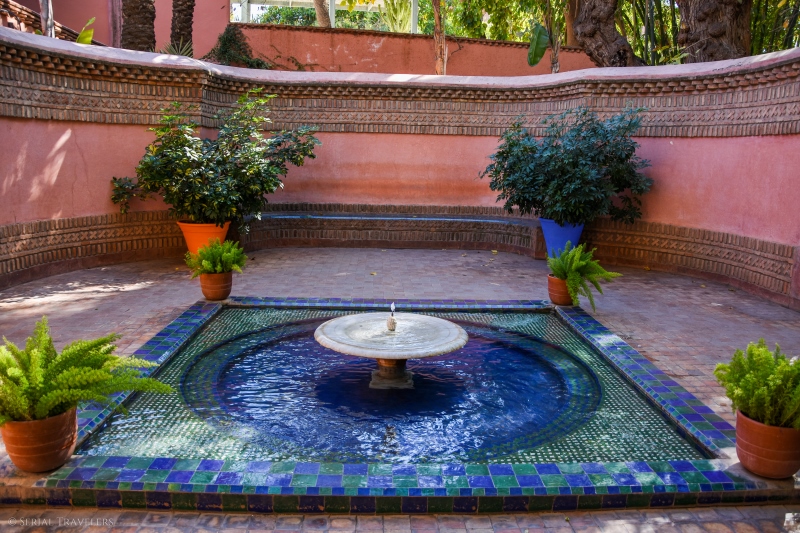 serial-travelers-marrakech-jardin-majorelle-kiosque-a-eau1